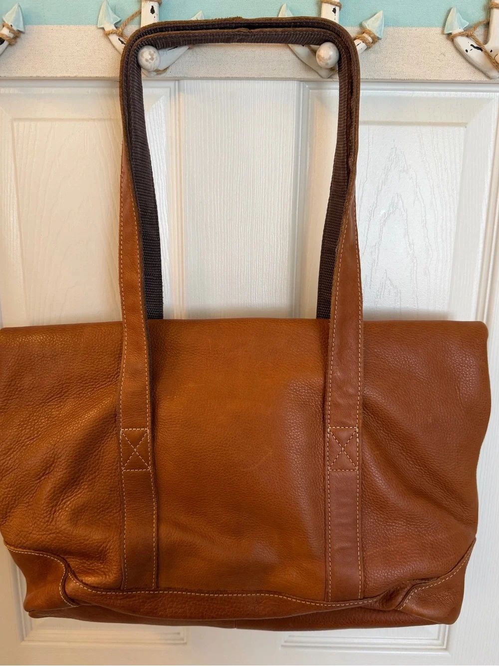 Vintage L.L. Bean pebble-grain leather tote bag features a fold-over top closure